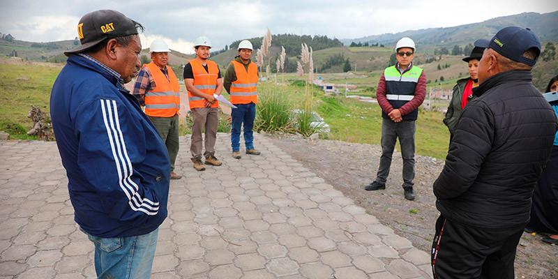 CONTRUCCIÓN DE CERRAMIENTO Y ADOQUINADO EN EL BARRIO CARAPUNGO