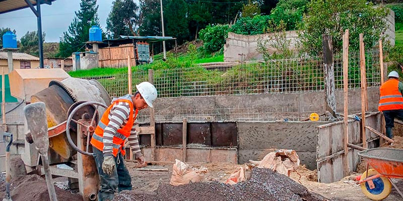 AVANZA LA CONSTRUCCIÓN DE GRADERIOS EN SANTA CRUZ DE ALIVIA